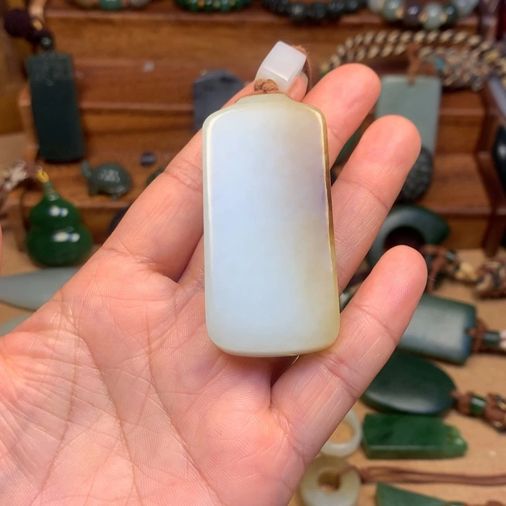 桃***酒和田玉未镶嵌颈饰