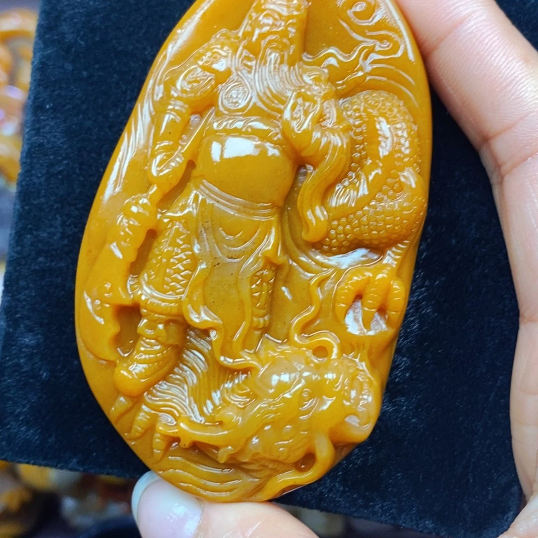 未镶嵌石英质玉（黄龙玉）颈饰