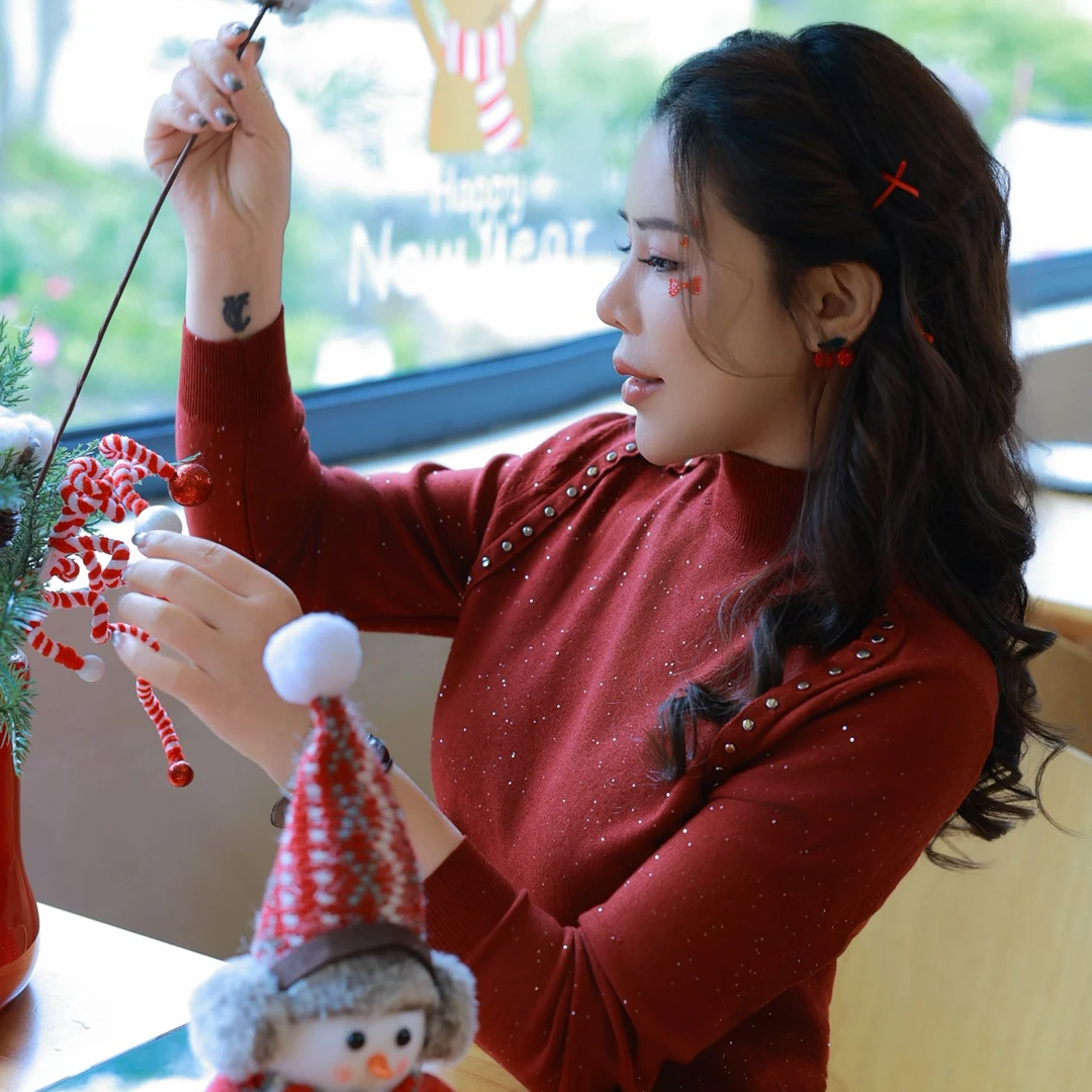 重工钉珠设计显瘦亮片打底衫