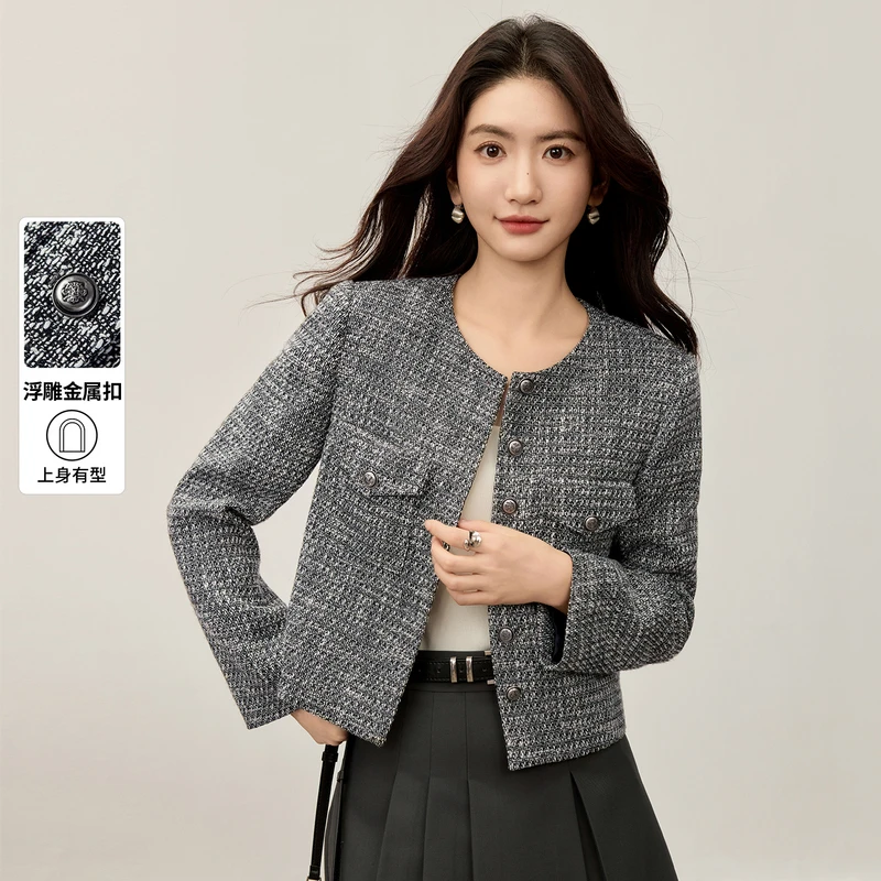 【浮雕金属扣】双口袋浮雕金属扣花纱肌理棉料带垫肩小香风外套