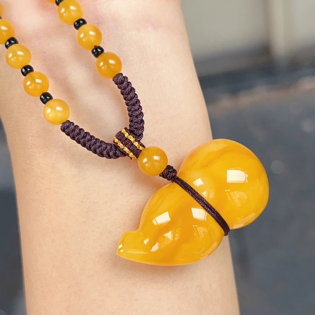 焦皮料满蜡鸡油红蜜蜡葫芦吊坠，底部有个花粉10.5克尺寸39.6*22mm