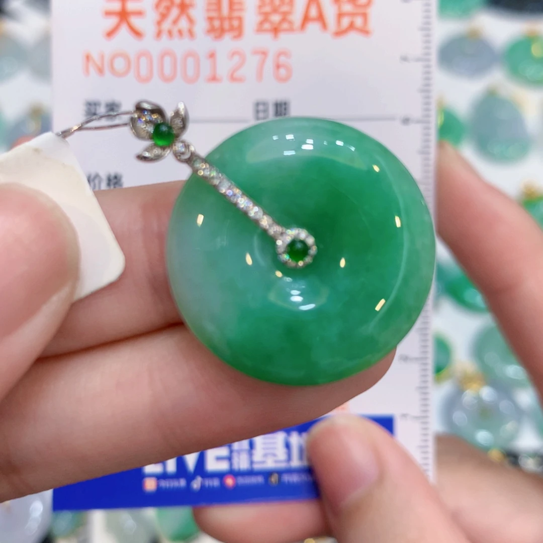 翡翠18K金镶嵌颈饰扣