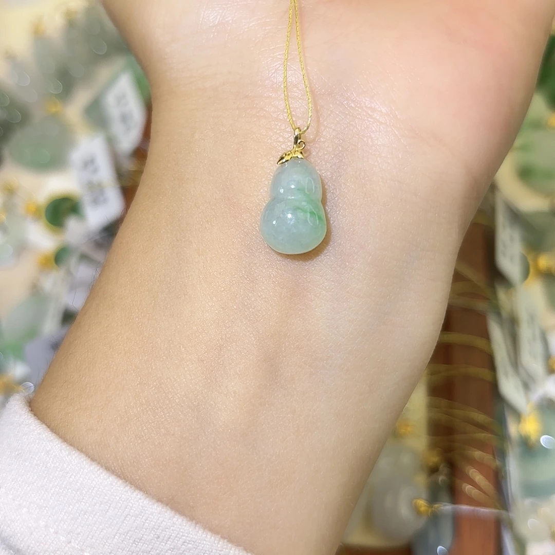 翡翠18K金镶嵌颈饰葫芦