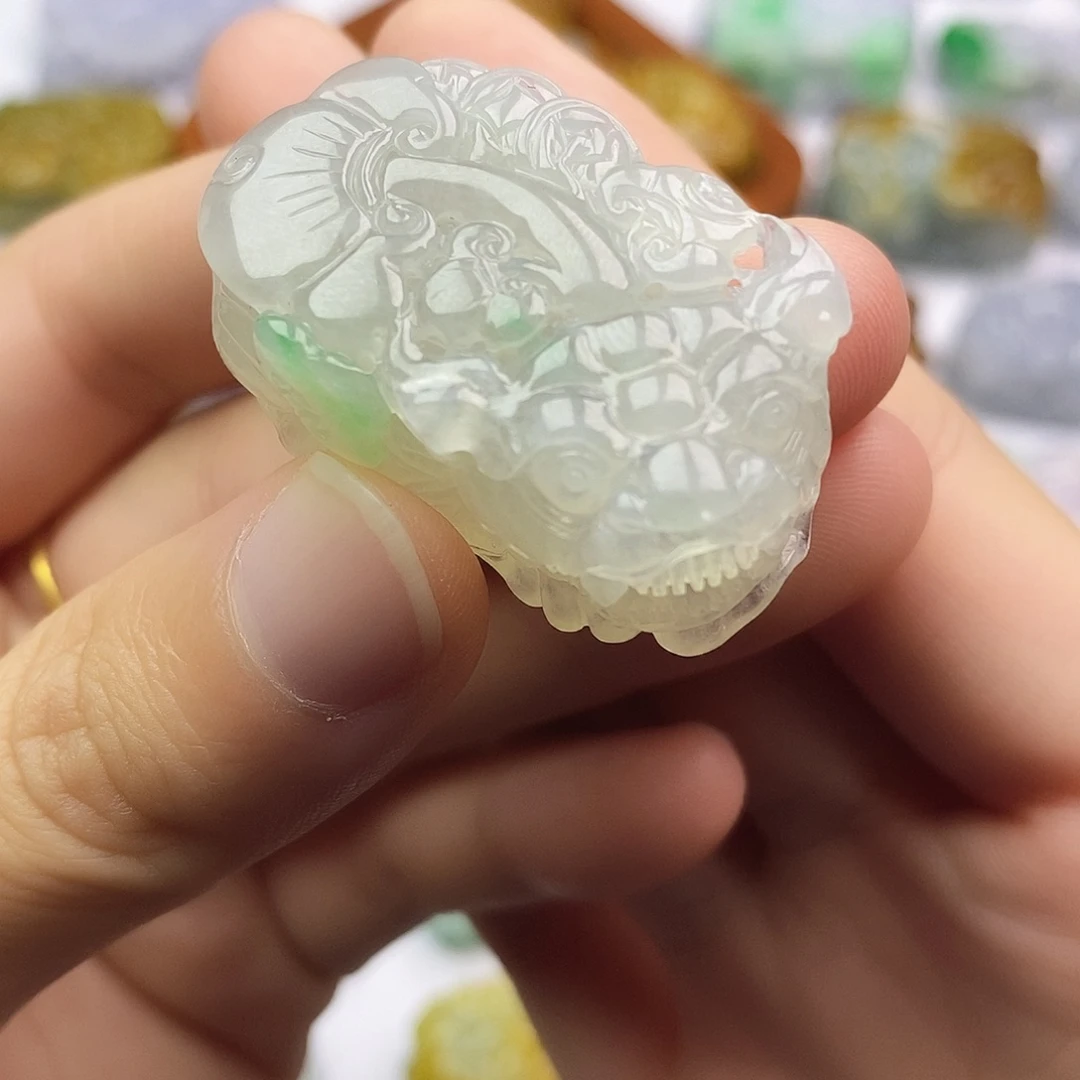 翡翠未镶嵌颈饰貔貅