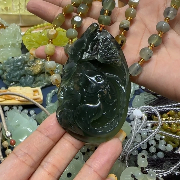 未镶嵌蛇纹石玉吊坠