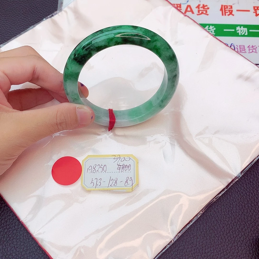 翡翠手镯足铂镶嵌翡翠