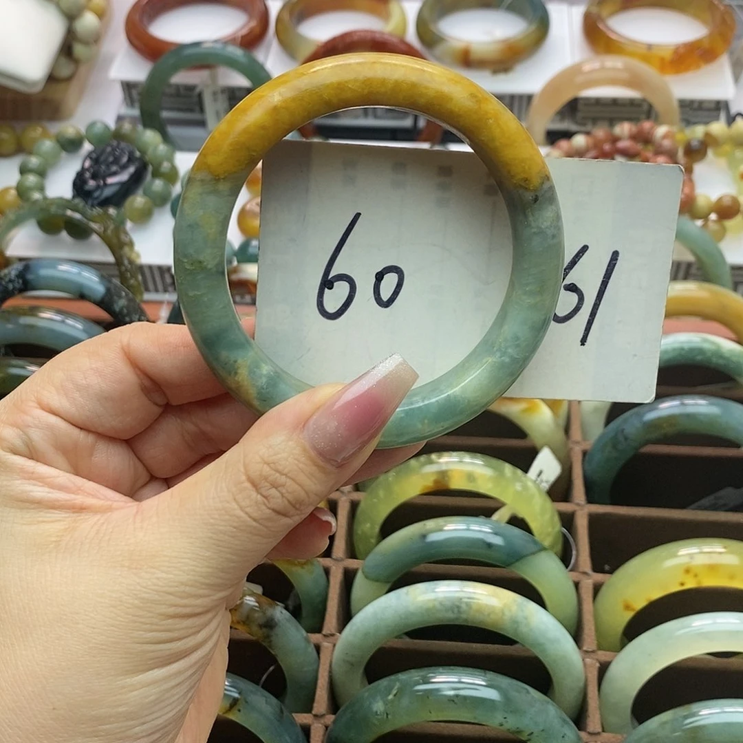 蛇纹石玉手镯未镶嵌云**丽