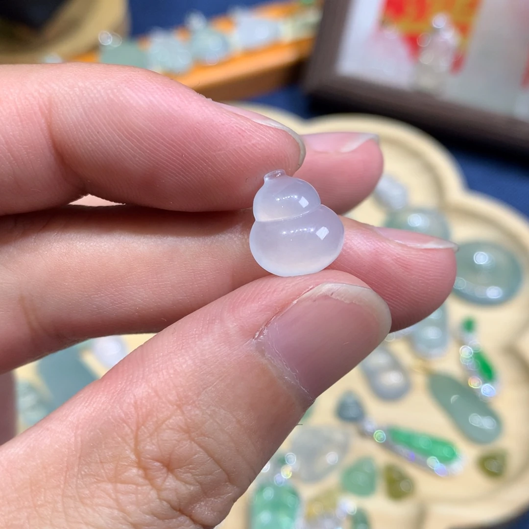 翡翠未镶嵌颈饰葫芦