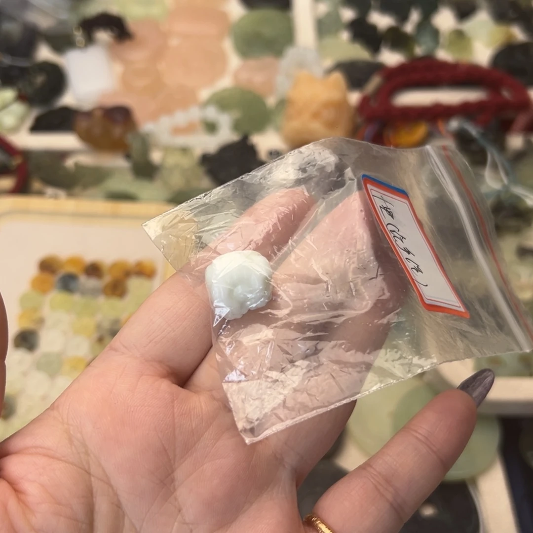 蛇纹石玉颈饰合金