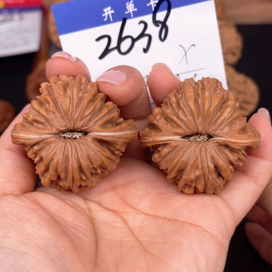 文玩核桃吊坠四座楼46尺。 2638