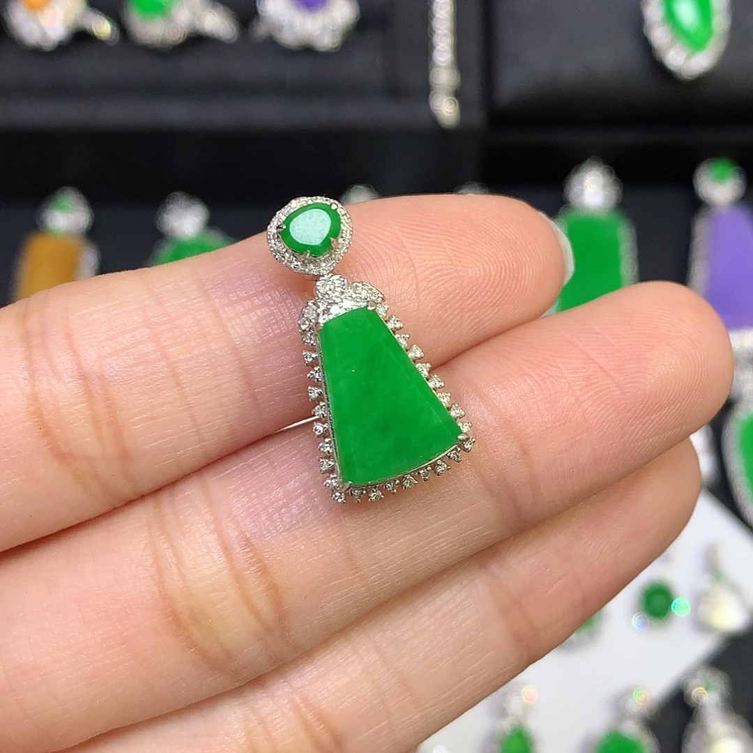 颈饰18K金镶嵌翡翠