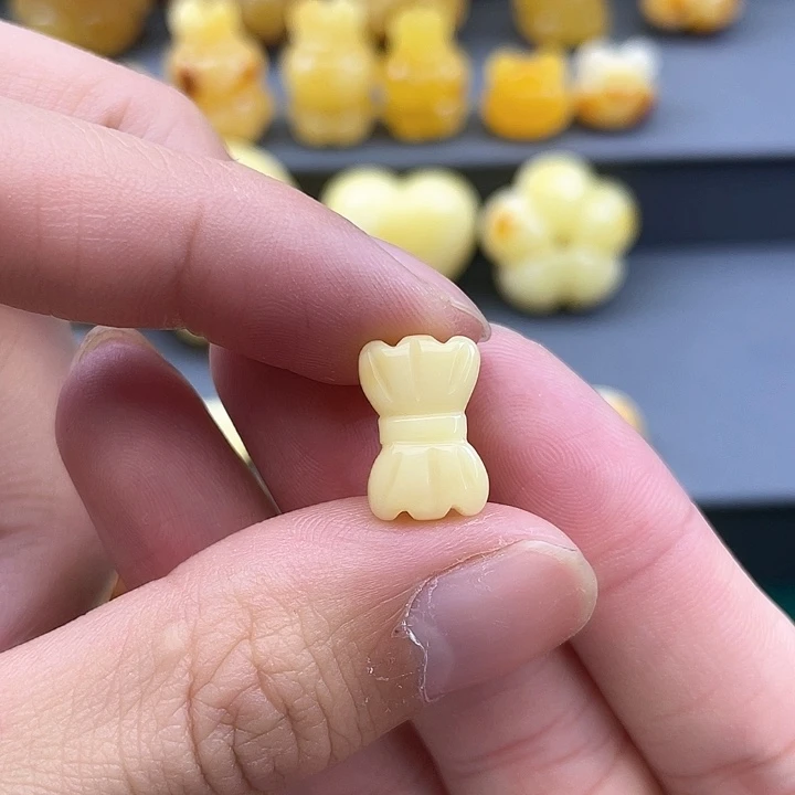 琥珀裸石未镶嵌蜜蜡