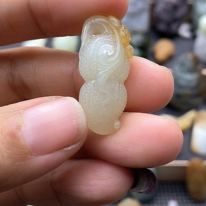 颈饰未镶嵌和田玉（糖玉）