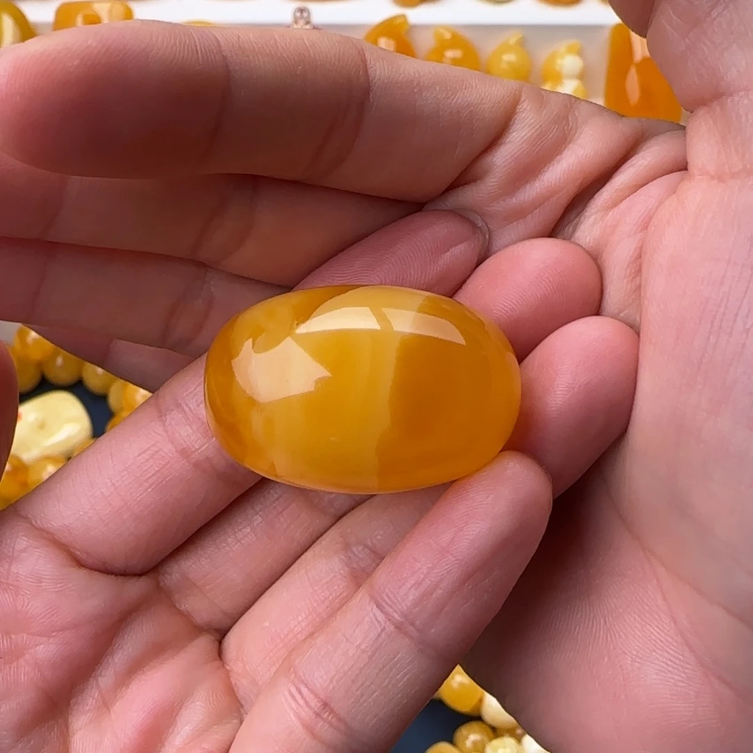 自***在琥珀未镶嵌颈饰枣珠
