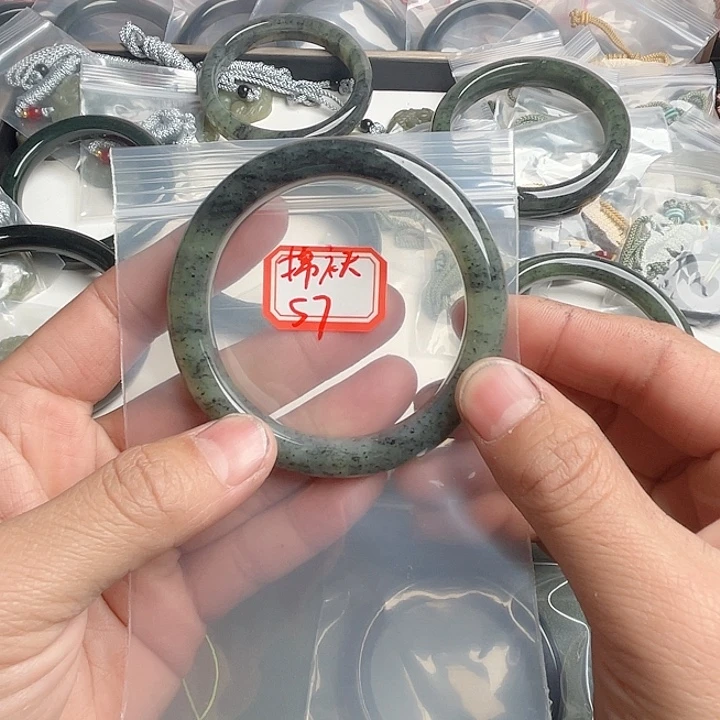 棉***袄和田玉未镶嵌手镯