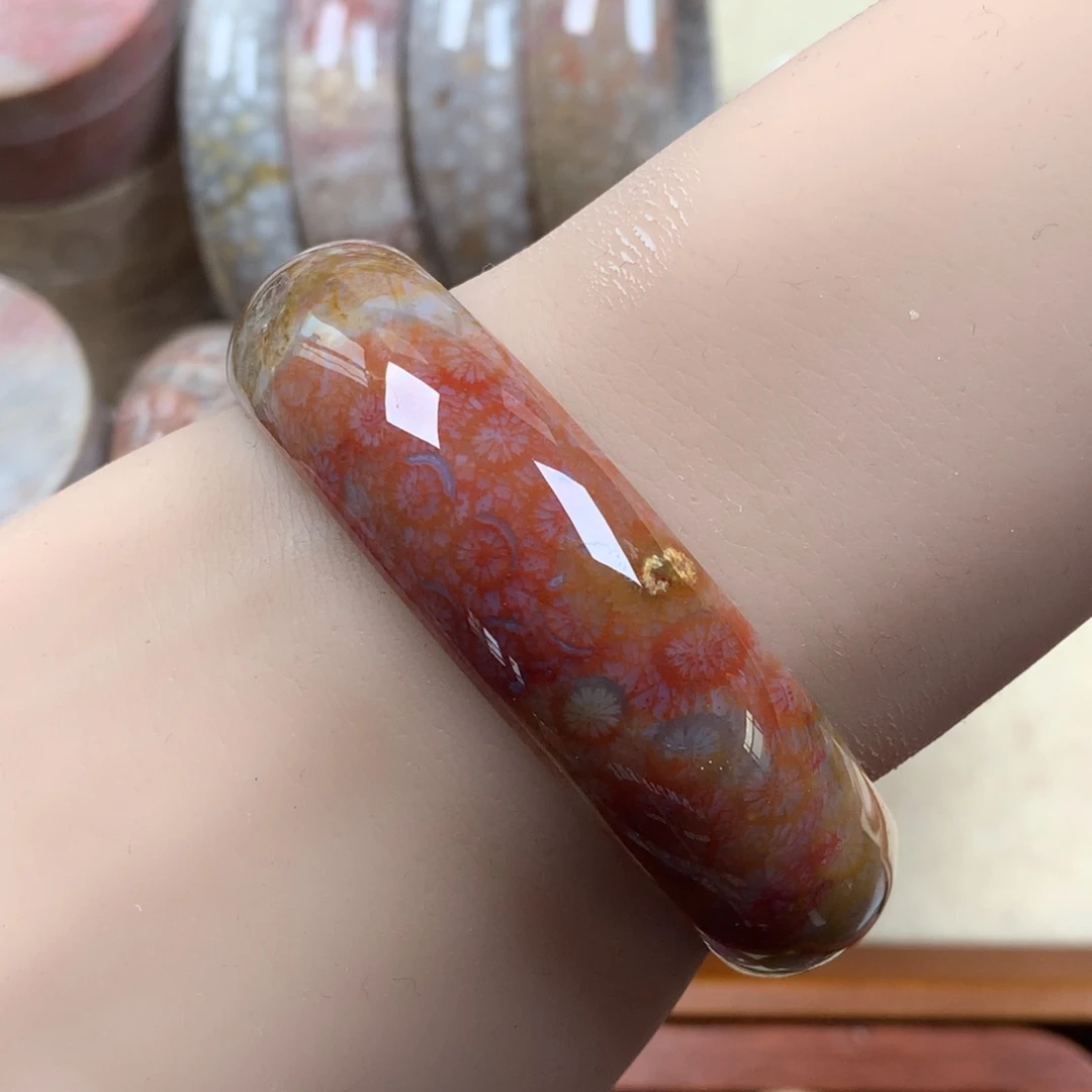 未镶嵌55.4圈口漏200/个。23硅化珊瑚（珊瑚玉）