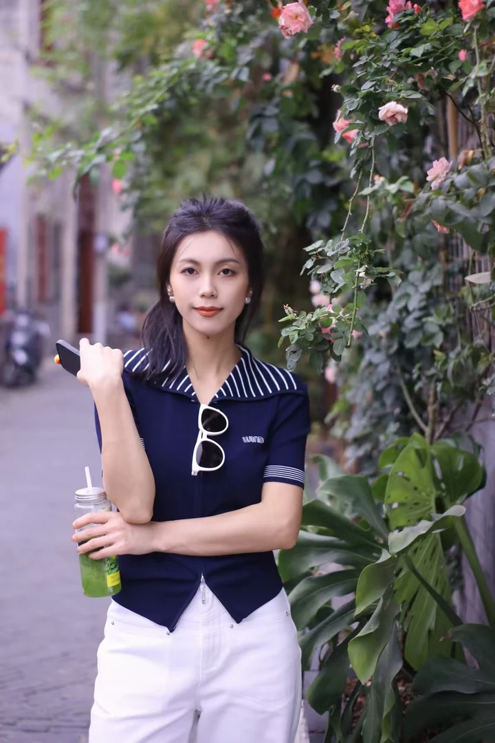 俪妍【LIVELY·YAN】2025夏藏蓝色条纹领拉链针织短袖显瘦休闲翻领