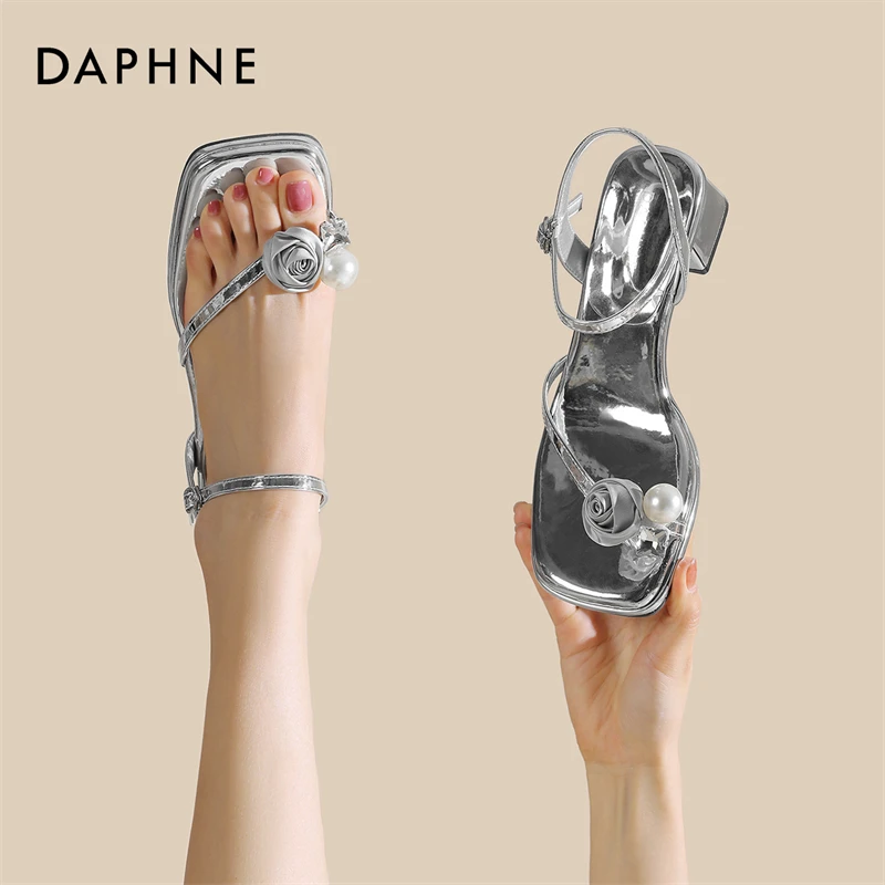 达芙妮粗跟凉鞋女2025新款夏季外穿时尚复古花朵一字带夹趾高跟鞋