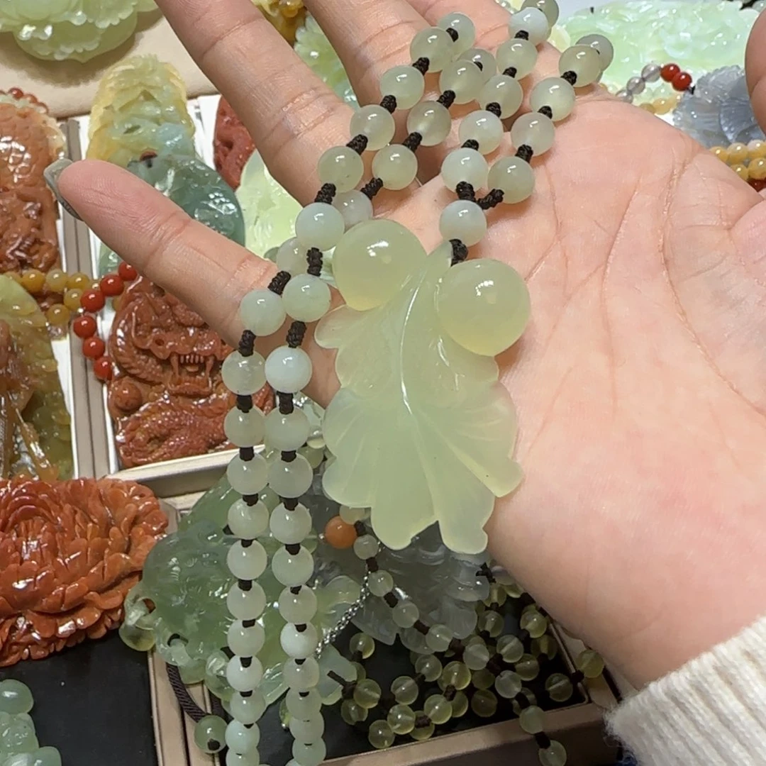 未镶嵌蛇纹石玉吊坠