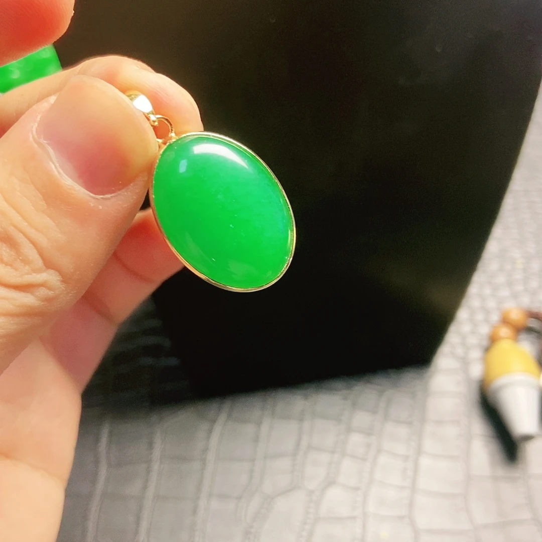 颈饰18K金镶嵌翡翠