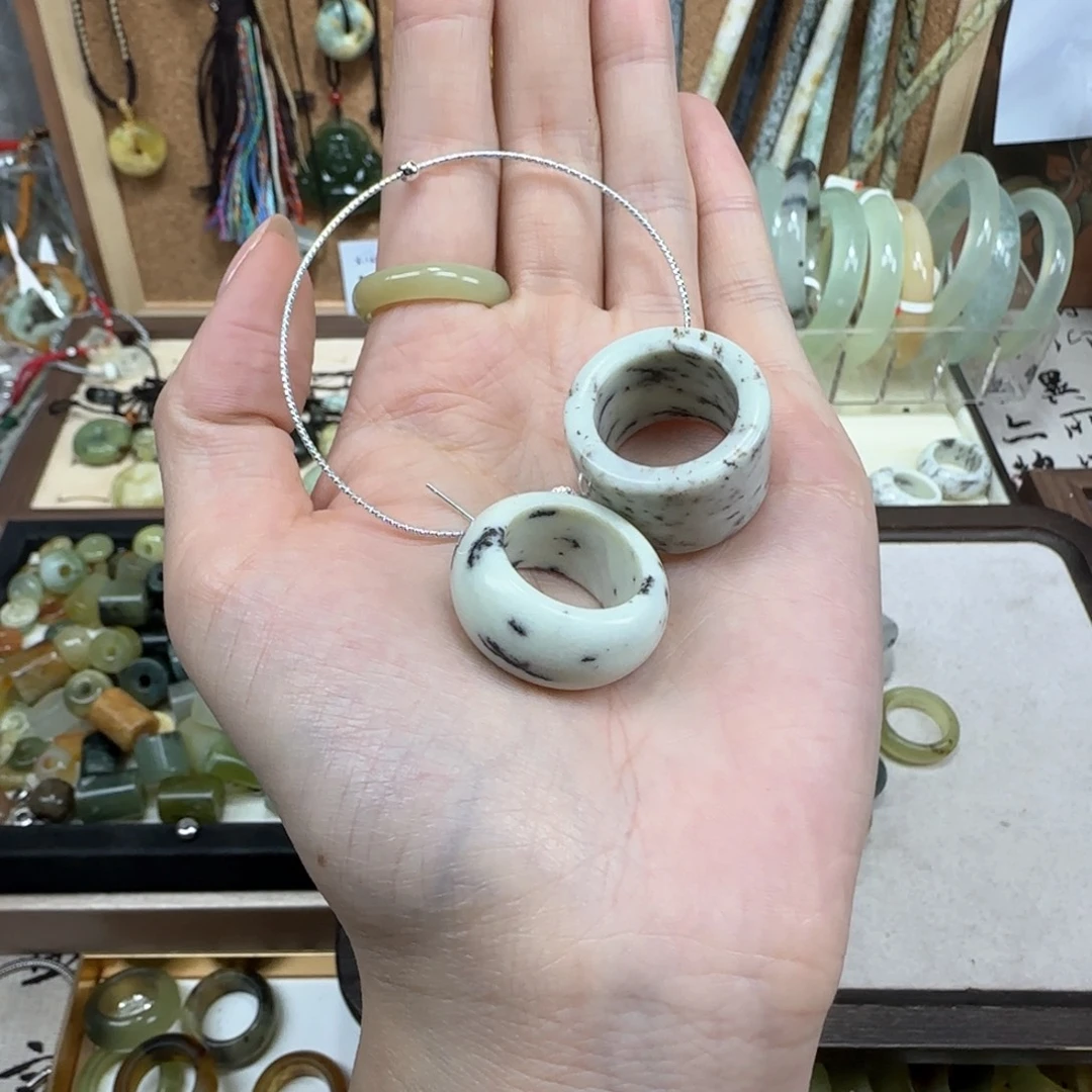 小***飞未镶嵌岫玉岫玉戒指搭配
