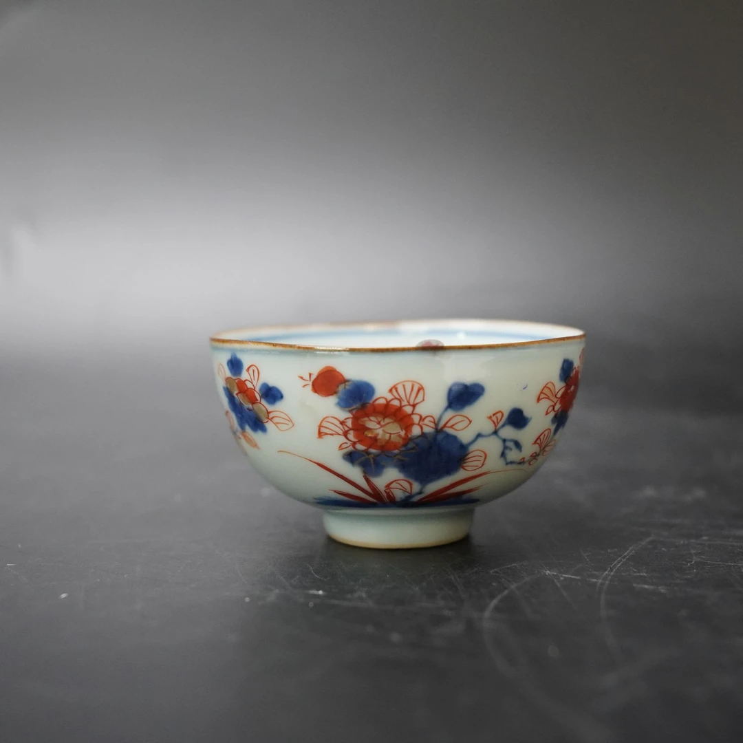 Lot.25090714清康熙青花矾红花卉纹茶圆 直径：约8.3cm