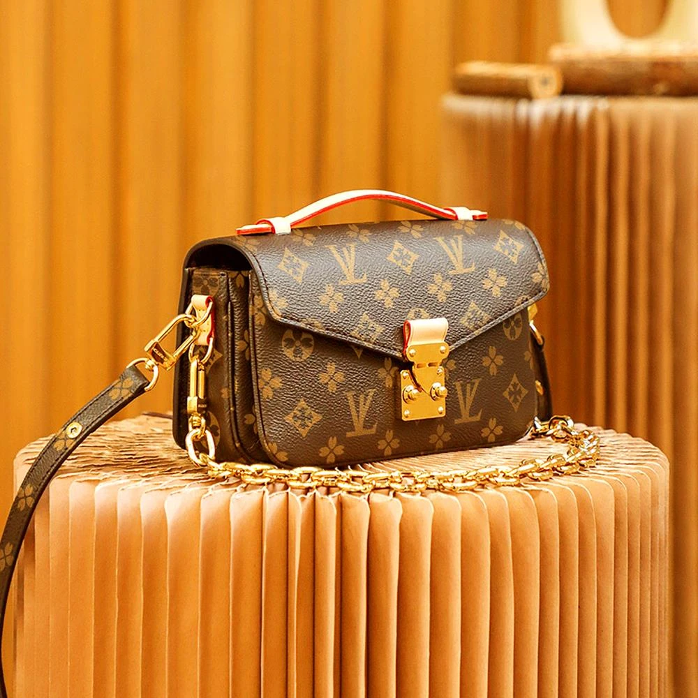 香港品牌2025轻奢新款洋气老花小号邮差包女网红单肩斜跨腋下包包