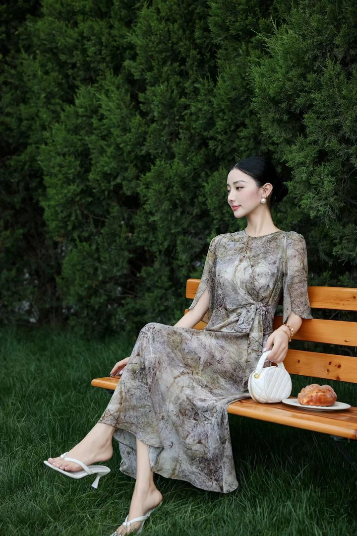 邹先森2588-29夏季新款圆领度假风抽象印花显瘦收腰气质连衣裙