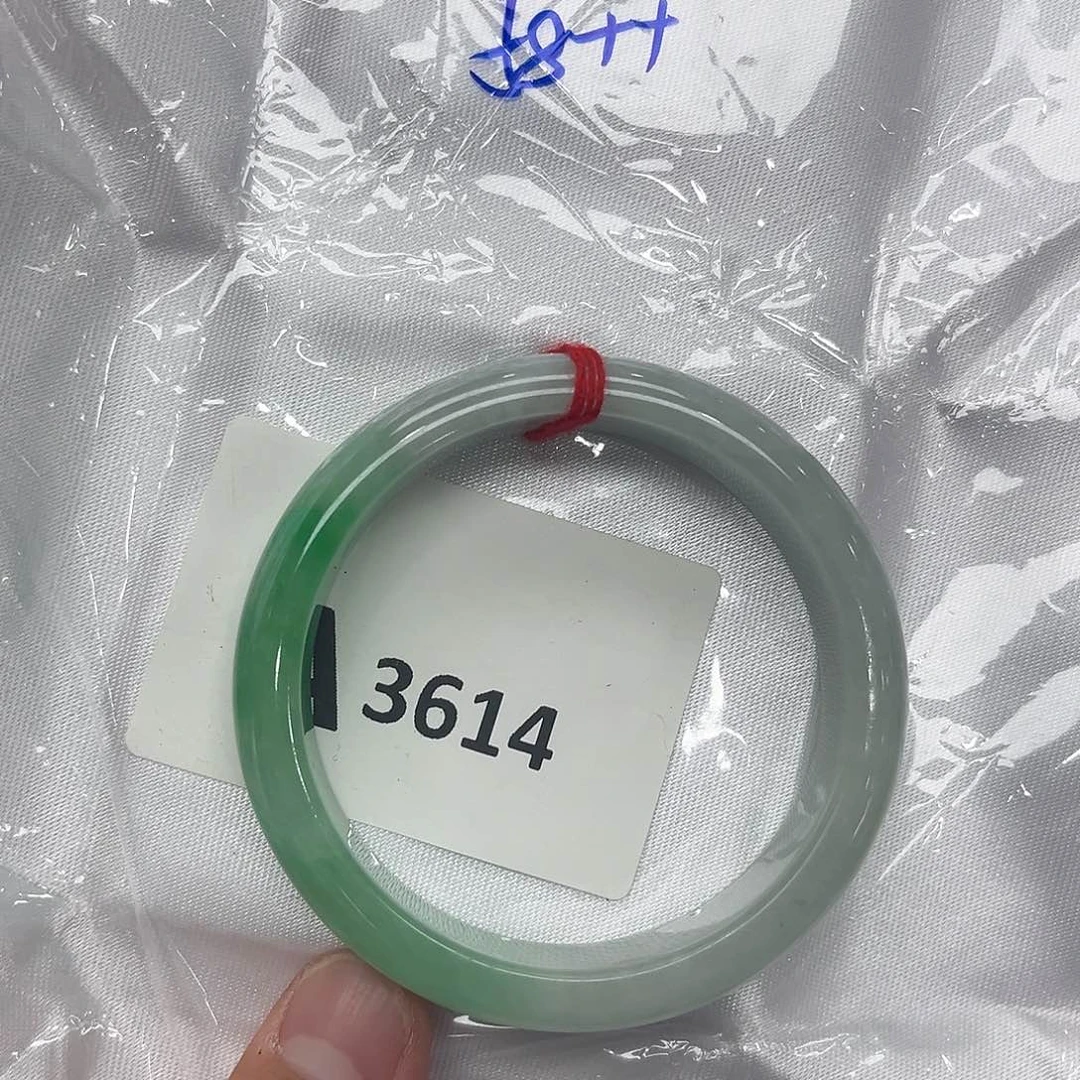 翡翠手镯未镶嵌默认瑕疵