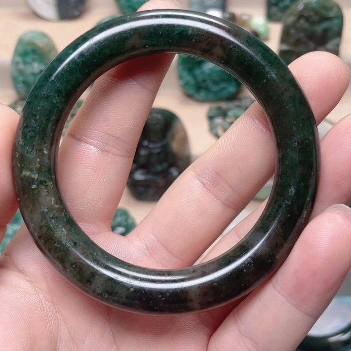 未镶嵌独山玉手镯