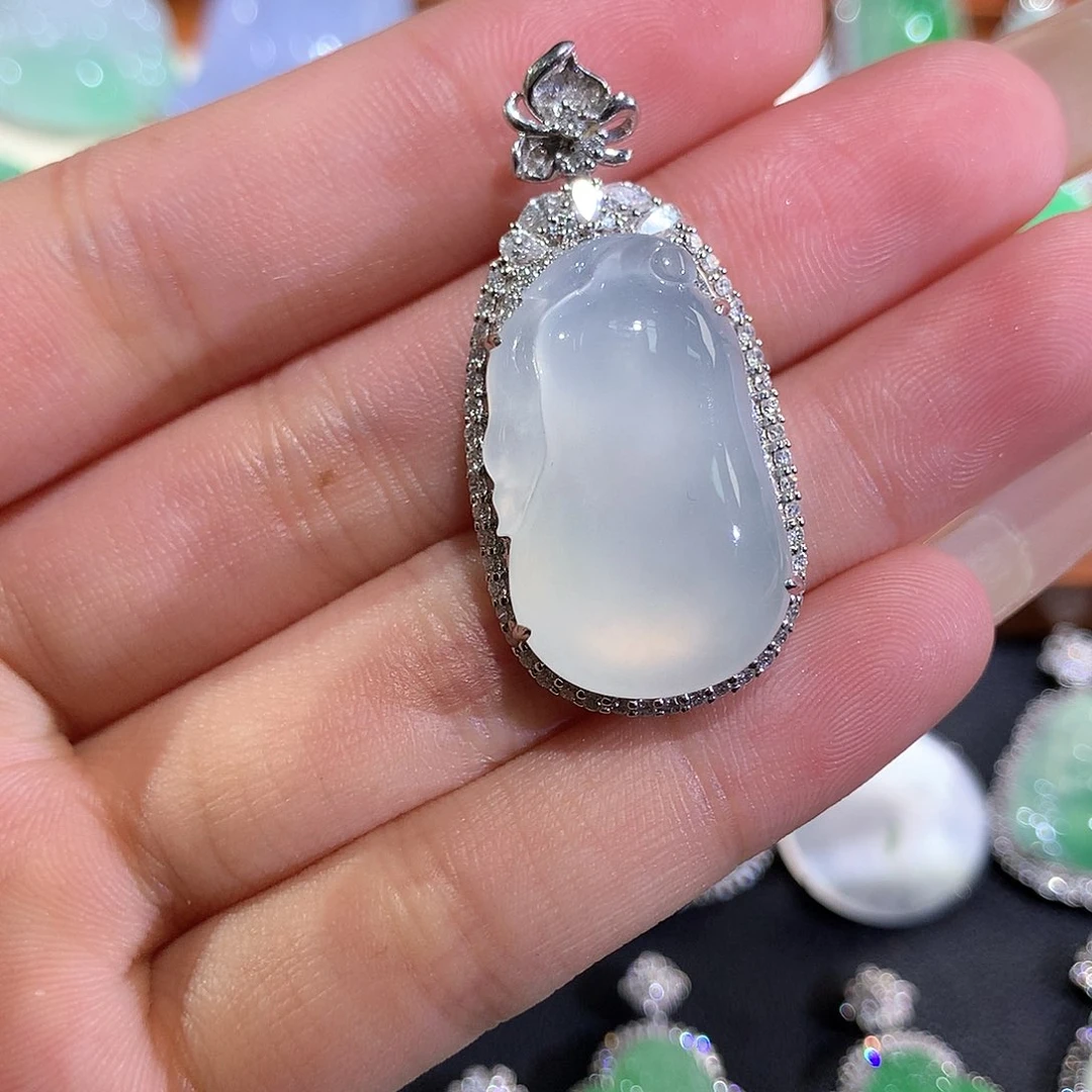 翡翠18K金镶嵌颈饰冰胶福瓜