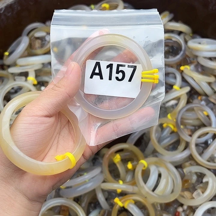 淡***笑玛瑙/玉髓未镶嵌手镯157