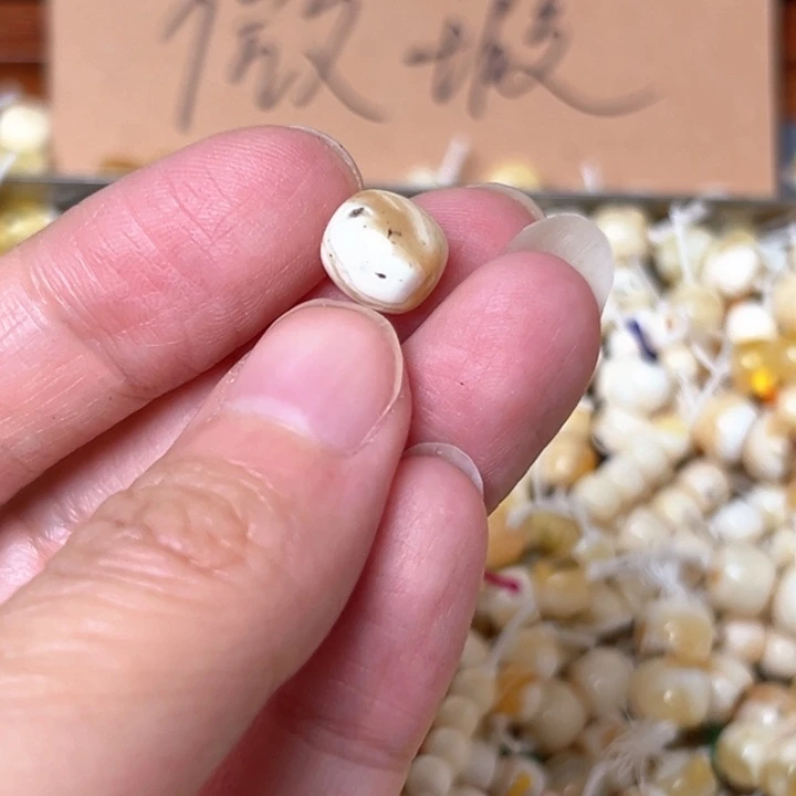蜜蜡未镶嵌裸石8.5mm一个