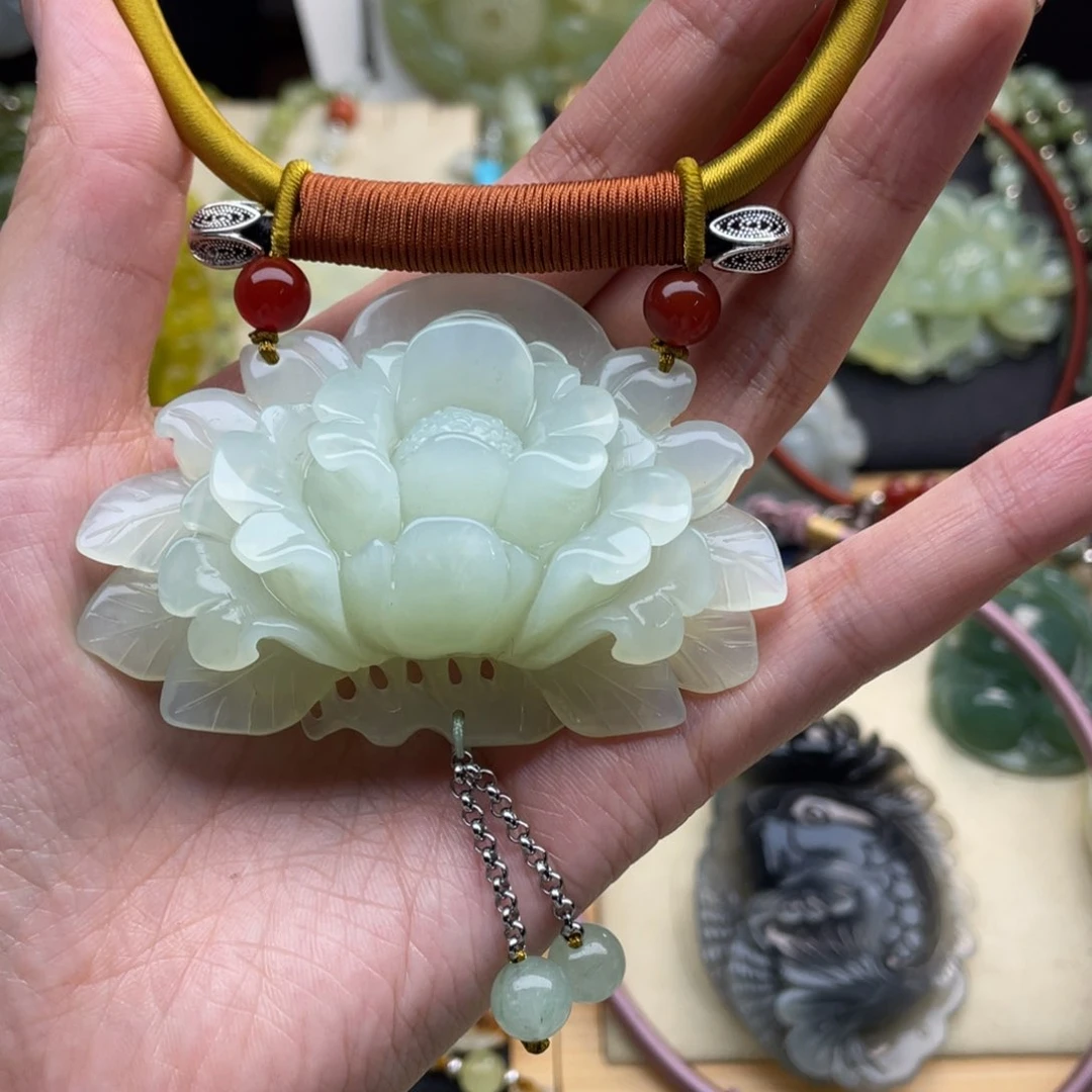 蛇纹石玉颈饰未镶嵌