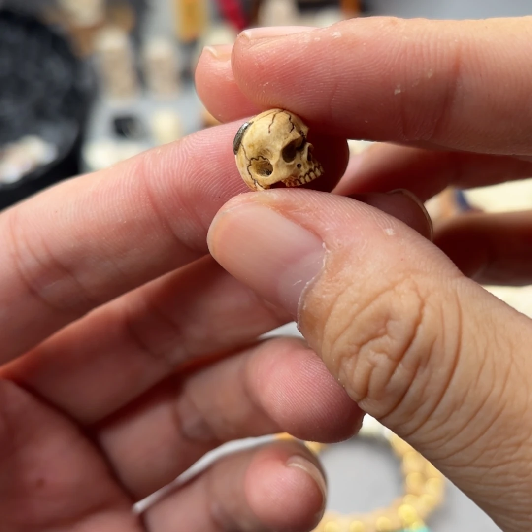 栗***伯非金属骷髅侧挂一个