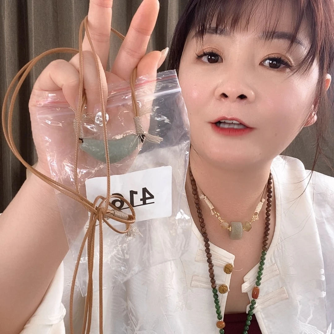 小***e和田玉未镶嵌颈饰