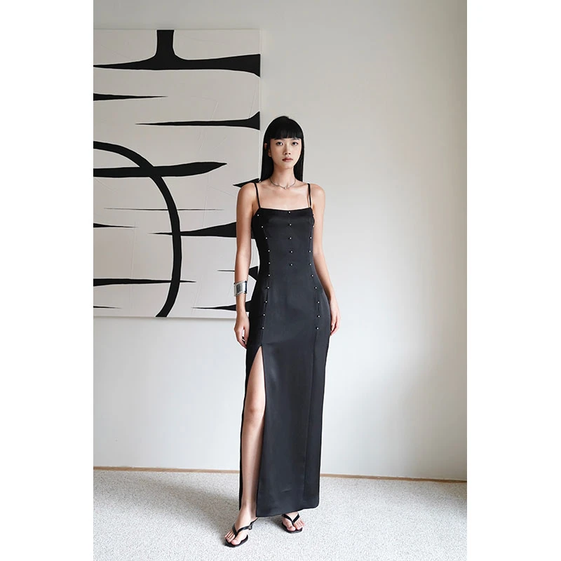 VENUIE高级小众设计感手工缝制钉珠法式开叉缎面长款吊带连衣裙