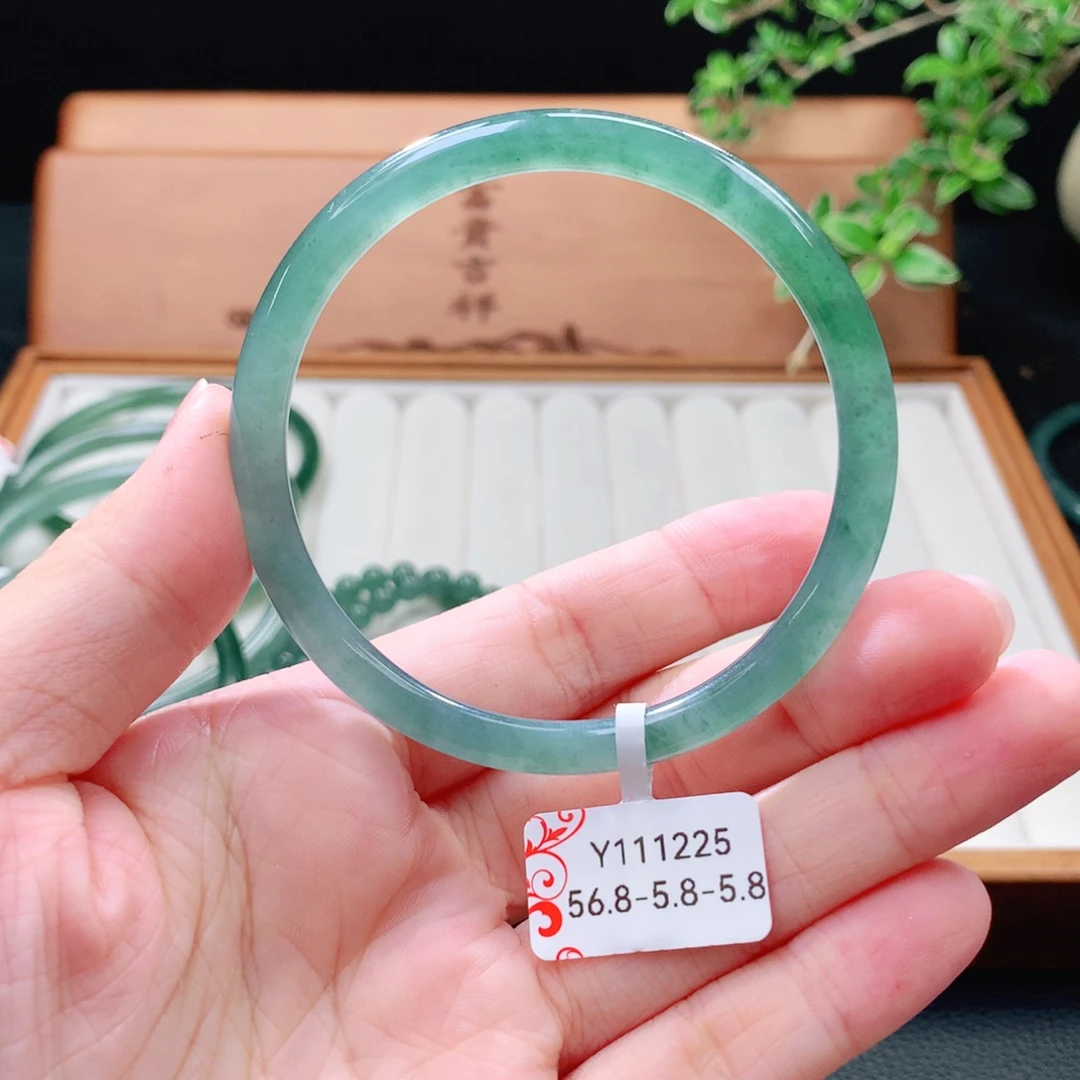 未镶嵌手镯（圆镯）翡翠