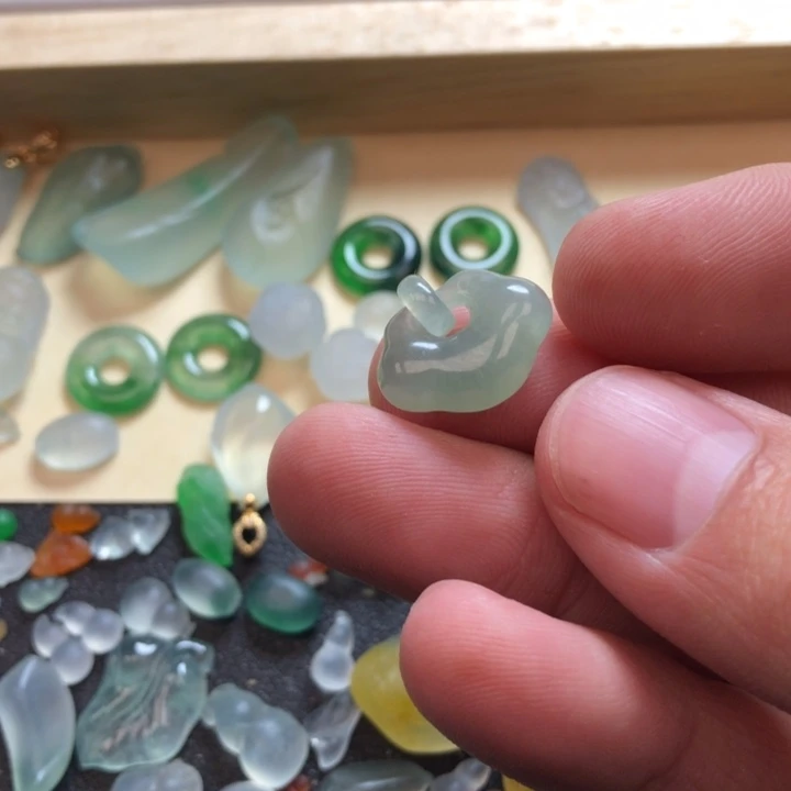 定制翡翠未镶嵌挂件