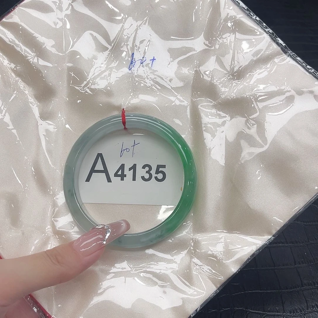 翡翠手镯未镶嵌默认瑕疵