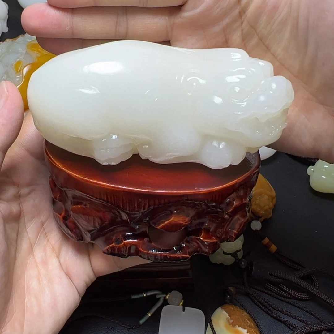 新疆昆仑山脉料子天然料子：貔貅摆件