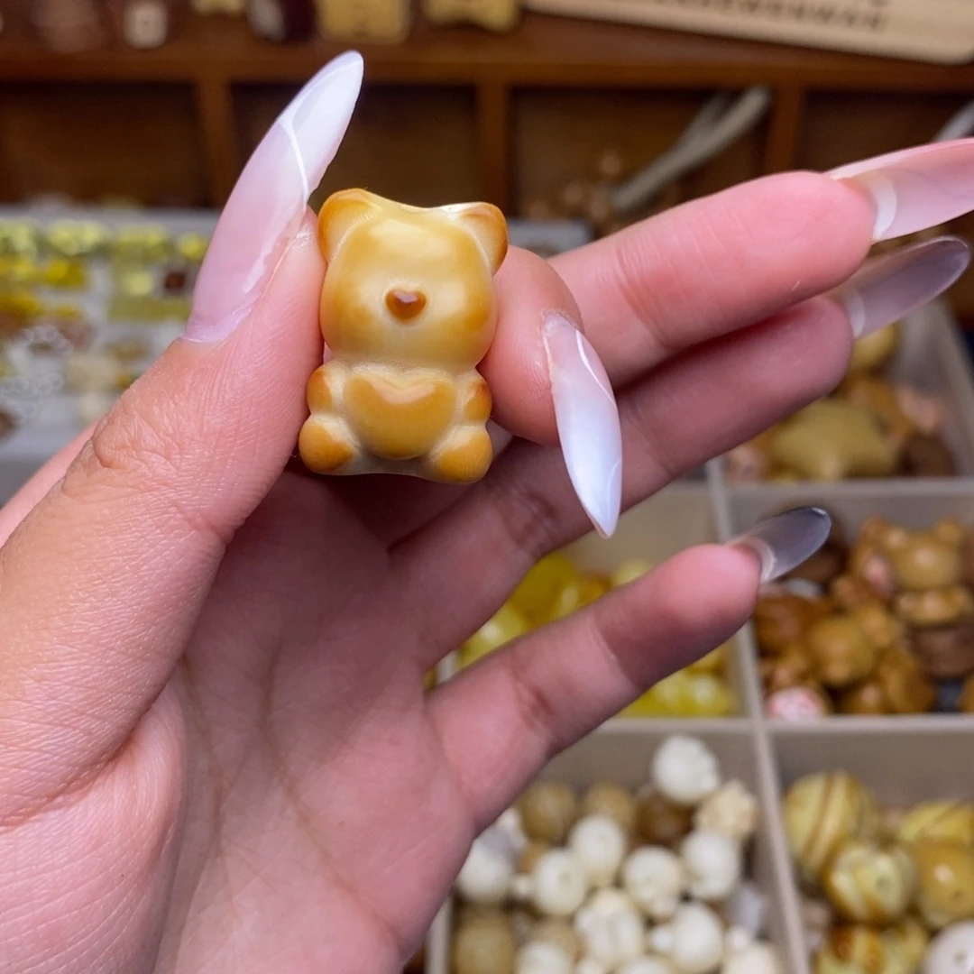 猴头核桃吊坠抱心熊