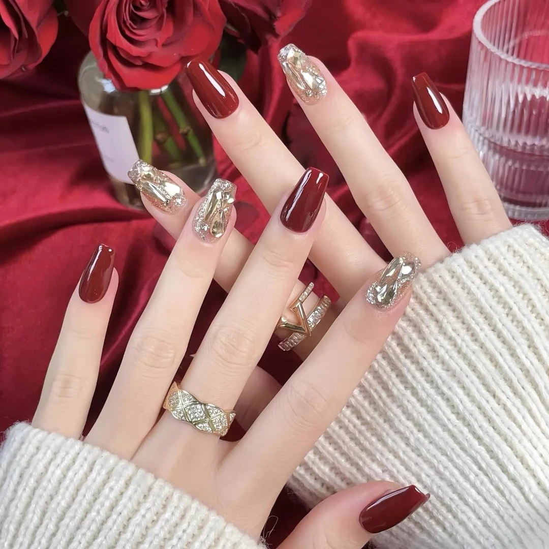 穿戴甲2025新年红美甲车厘子色中长款秋冬高级感手工短款指甲贴片