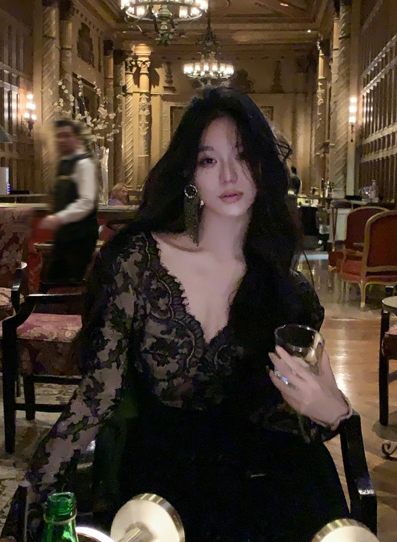 【爱妻】v领蕾丝拼接针织连衣裙女小众设计感包臀鱼尾裙