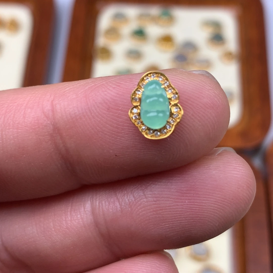 翡翠18K金镶嵌颈饰豆子