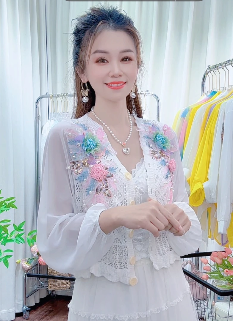 566# 春夏小众钩花镂空拼接长袖衫