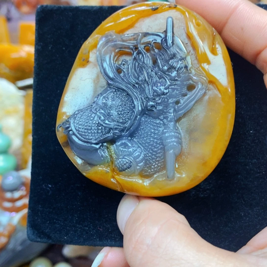 未镶嵌石英质玉（黄龙玉）颈饰