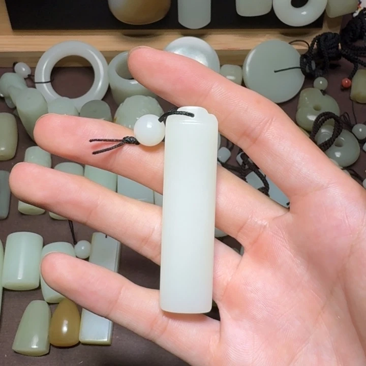 贪***当和田玉未镶嵌颈饰
