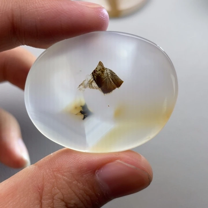 玛瑙/玉髓颈饰未镶嵌钟*