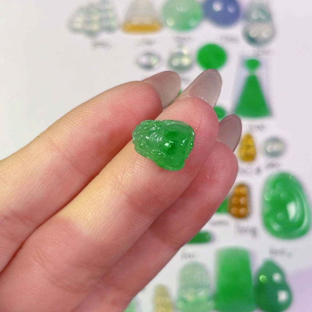 颈饰未镶嵌翡翠裸石